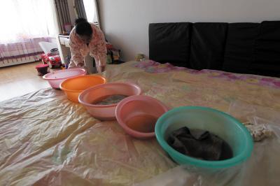 建宁楼上漏水，住户失联，小区没物管，业主维权难！律师来支招……